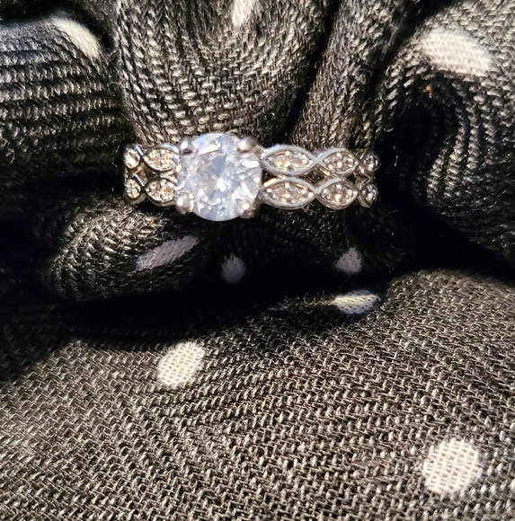 9/$30 ππ€ NWOT Silver ring with faux diamonds centre faux diamond - Picture 3 of 9